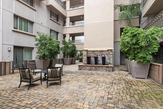 Building Photo - 931 E Walnut St