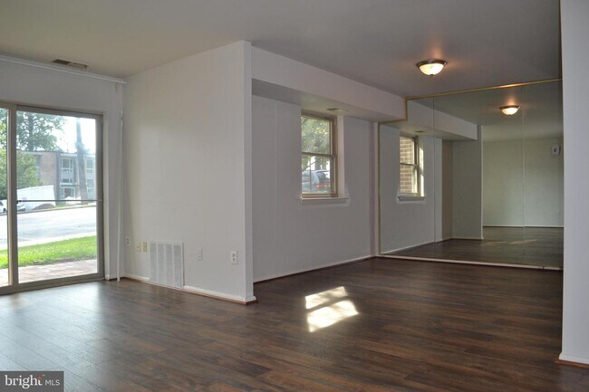 Foto del edificio - 2303 Greenery Ln