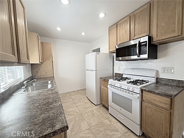 Building Photo - 302 E Blueridge Ave
