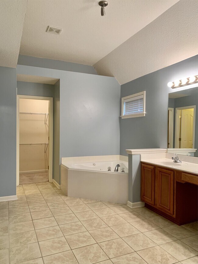 Building Photo - 9618 Misty Knoll Dr