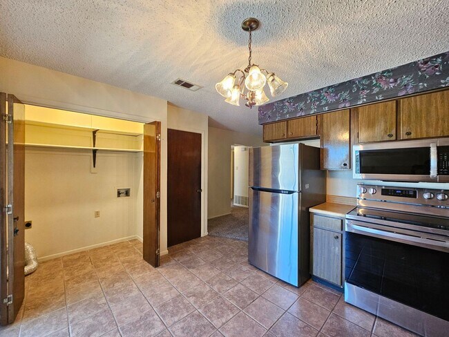 Foto del edificio - RENT SPECIAL AVAILABLE & WATER INCLUDED!