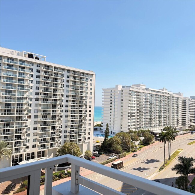 Foto del edificio - 5700 Collins Ave