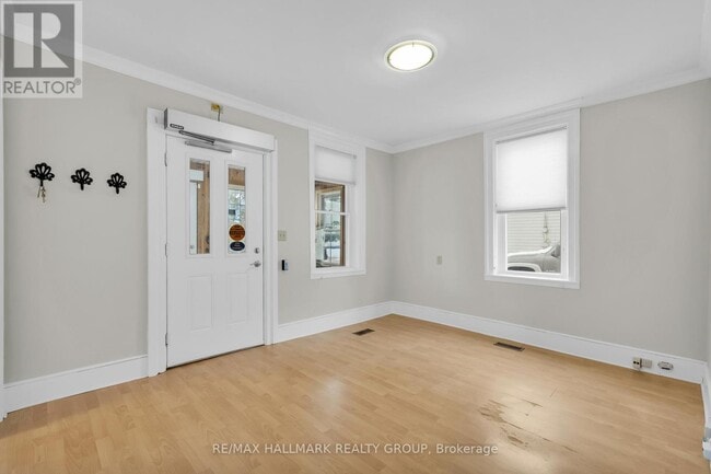 Building Photo - 10 Wellington St E