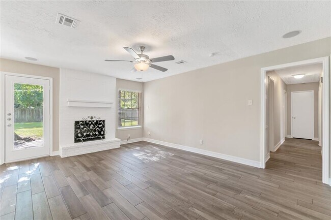 Foto del edificio - 25814 Leafywood Dr