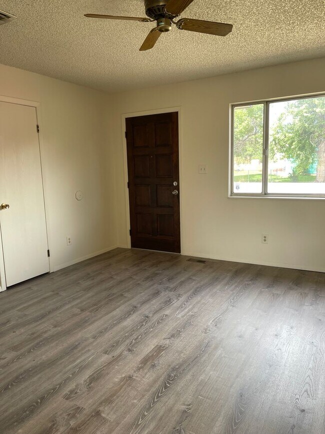 Building Photo - 3 bedroom, 1 bath