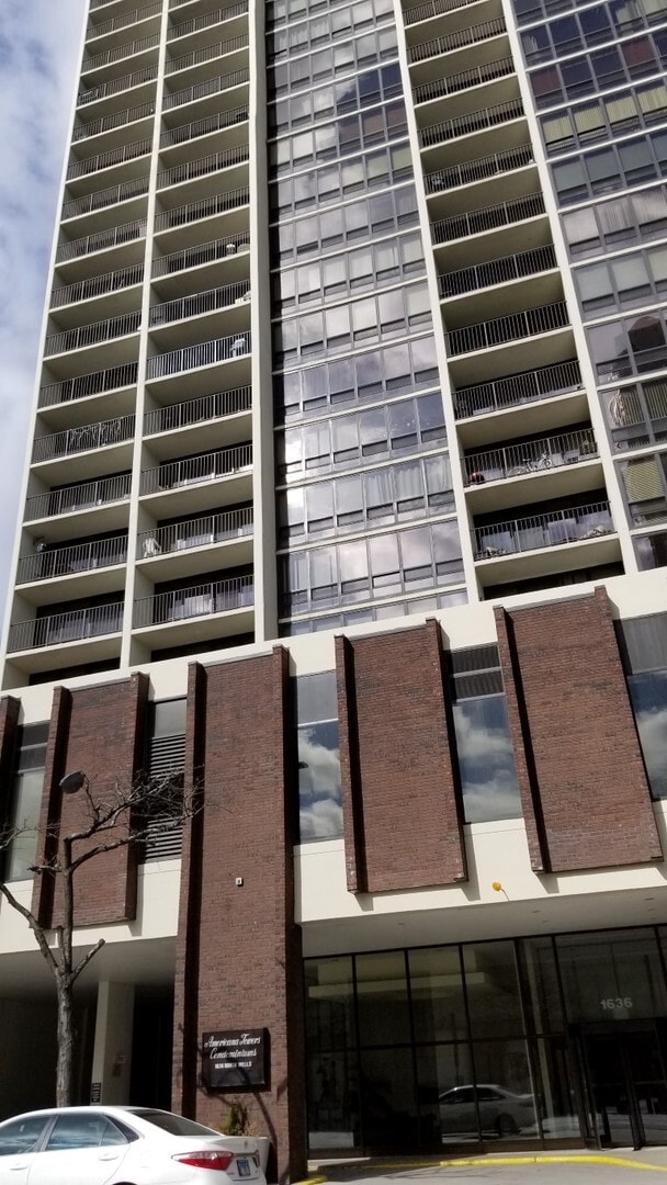 Building Photo - 1636 N Wells St