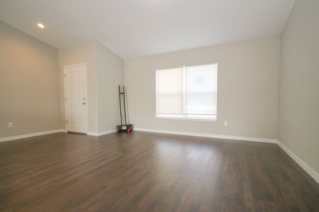 Foto del edificio - Beautiful 3 Bedroom, 2 Bathroom Home in Si...