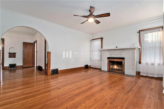 Building Photo - Morton Meadows Beauty!
