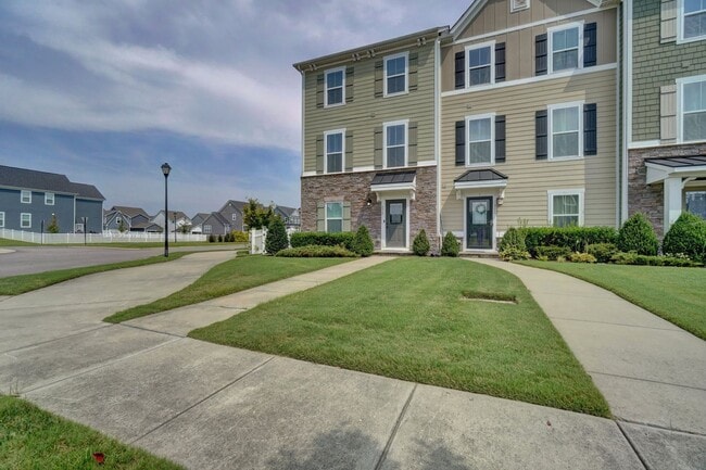 Building Photo - READY 08-17-26l!! A 3-Bedroom Townhome w/Garage in Culpepper Landing! Community Pool, Dog Park, P...