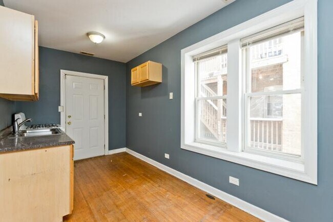 Building Photo - 1 bedroom in Chicago IL 60624