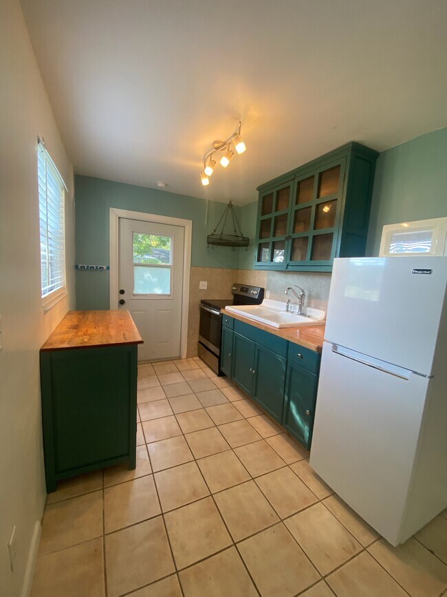 cocina de granja - 6237 SE Lake Circle Dr