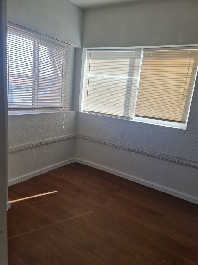 nueva ventana vista calle - 703 N Fickett St
