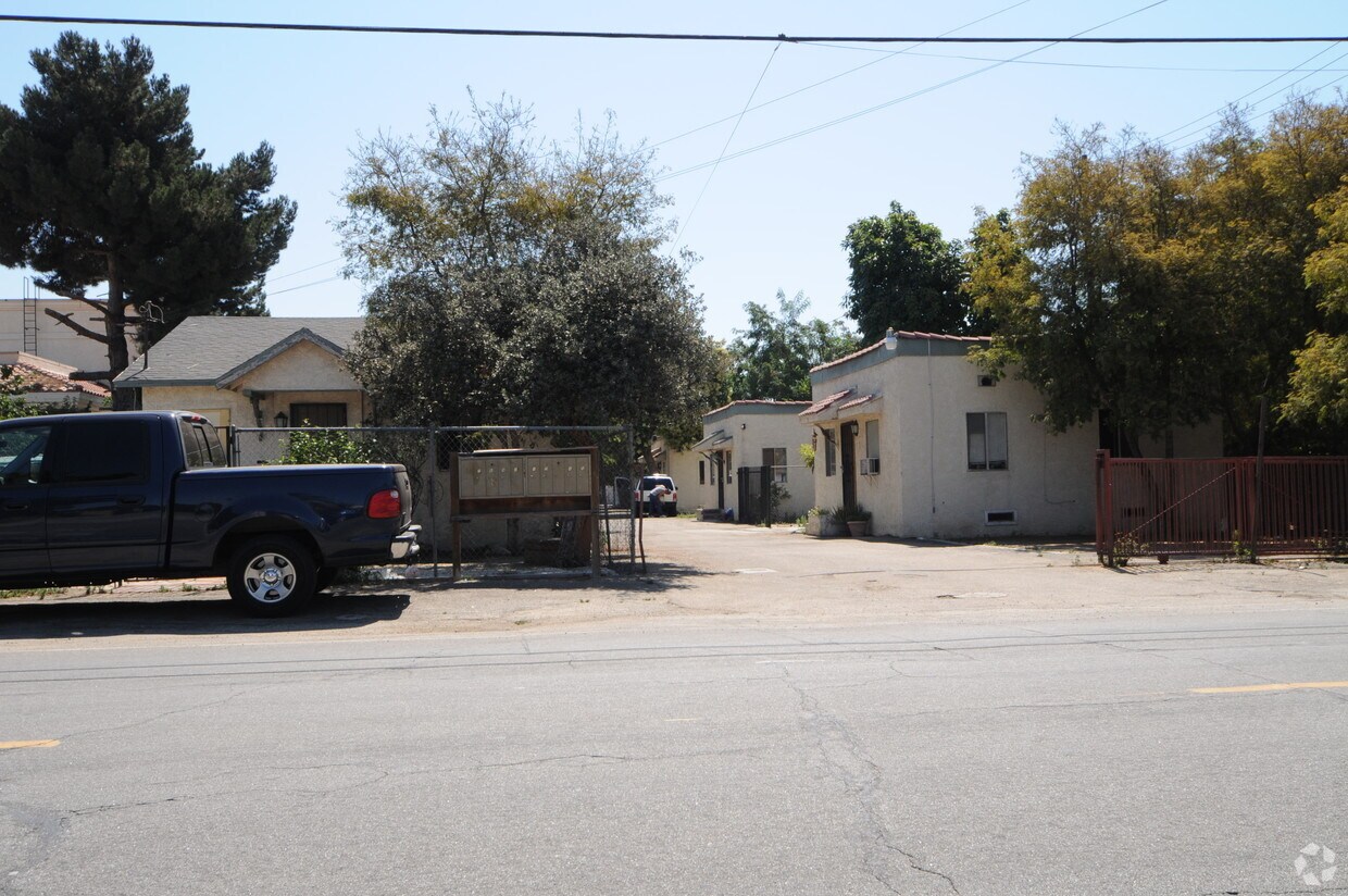 Foto del edificio - 10961 Roswell Ave