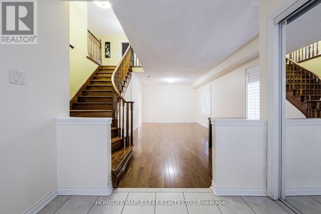 Building Photo - 243 Queen Mary Dr