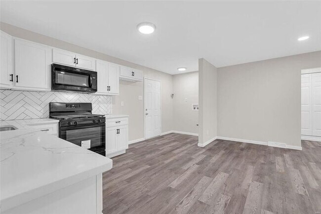 Building Photo - 9962 Duke Dr