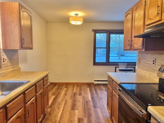 Building Photo - 188 River Rd