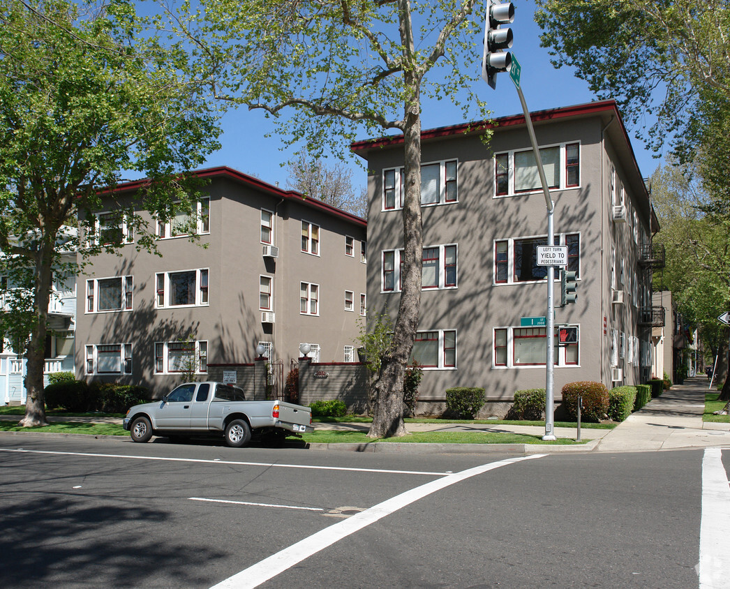 Building Photo - Veress Apartments