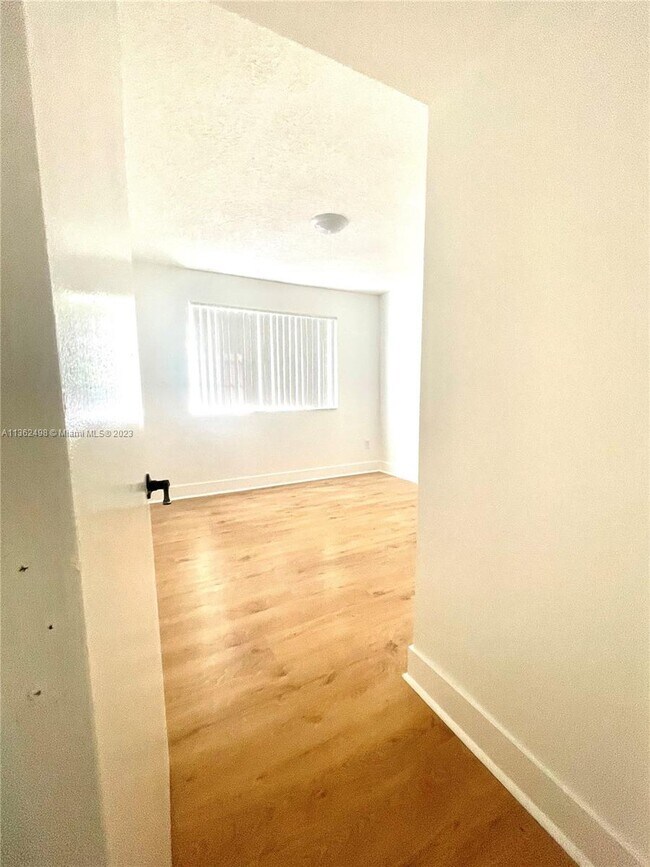 Building Photo - 1500 Crestwood Ct S