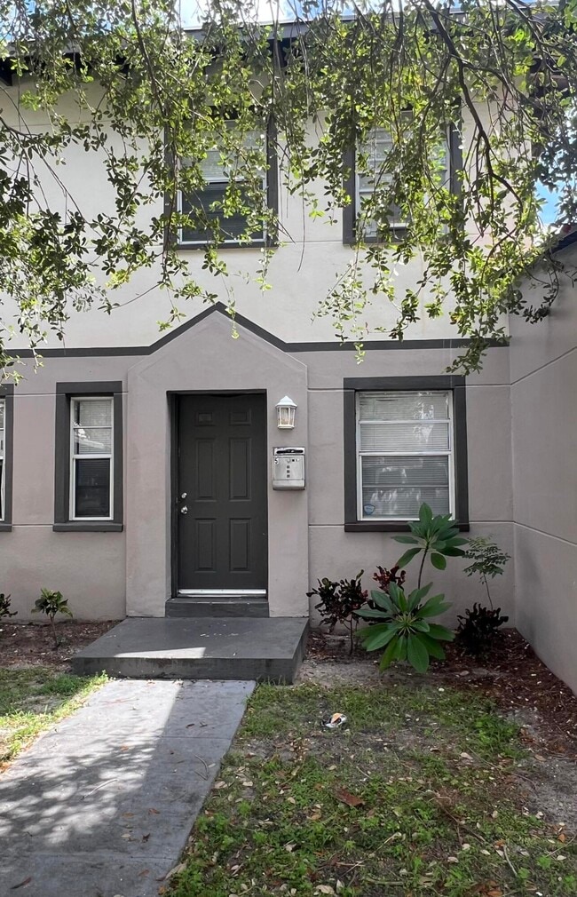 Building Photo - 2722 Poinsettia Ave