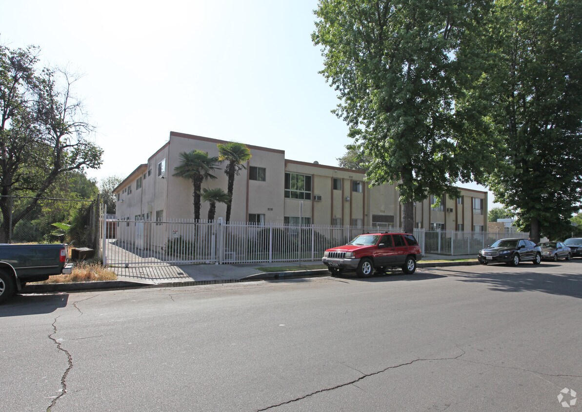 Foto del edificio - 6904 Lennox Ave