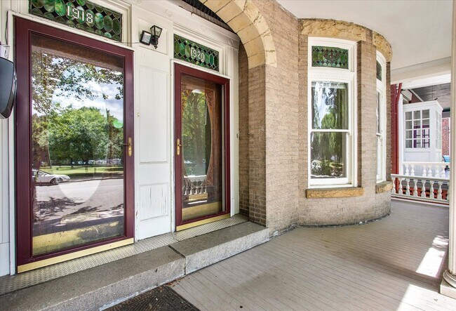 Foto del edificio - Swanky 1st floor duplex in Church Hill across from Jefferson Park