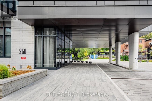 Photo du bâtiment - 250 Lawrence Ave E