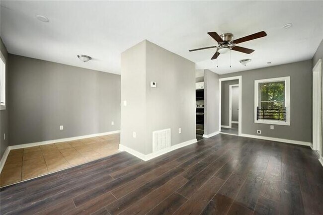 Foto del edificio - Updated 2 bed 1 bath house on large lot.