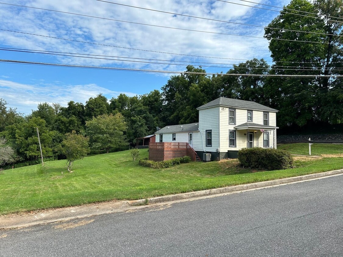 4BR, 1BA SFH on Large Lot - 4BR, 1BA SFH on Large Lot