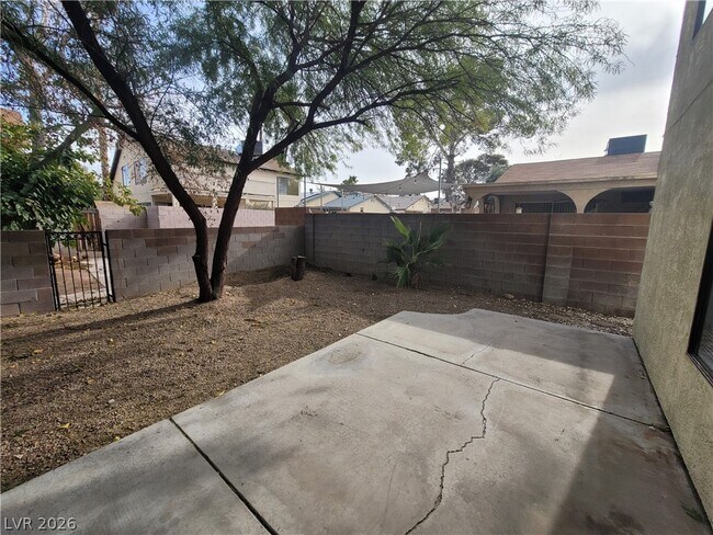 Foto del edificio - 4760 Woodridge Rd