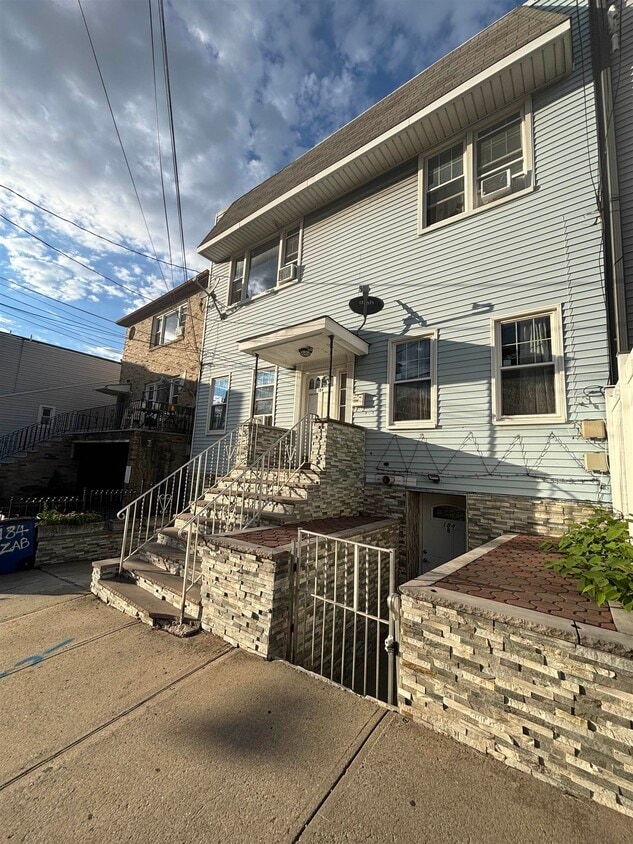 Primary Photo - 184 Zabriskie St