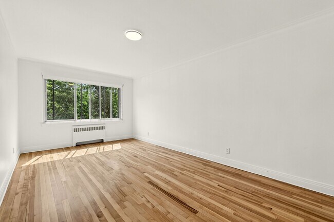 Building Photo - 4585 Av. Dupuis