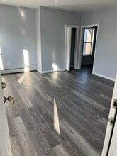 Building Photo - 106 Kilburn St