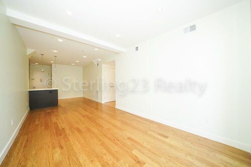 Foto del edificio - 27-40-40 Hoyt Ave S