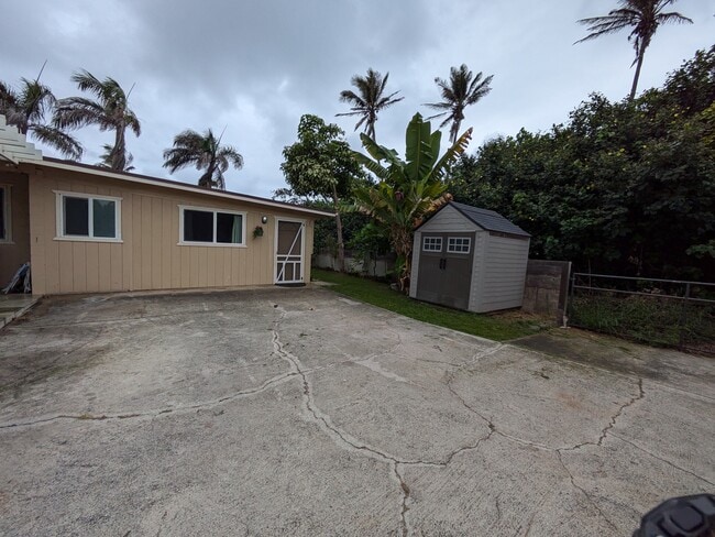 Front entrance w/off street parking and storage shed - 634B Waiehu Beach Rd