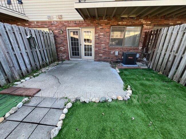 Building Photo - 12 Greenwood Trail S Dr