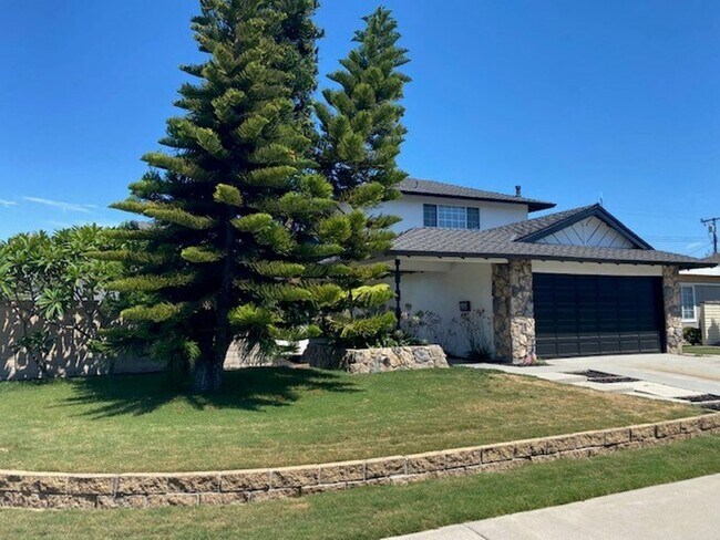 Building Photo - 5 Bedroom 3 Bath 2 Story Corner Lot Home,