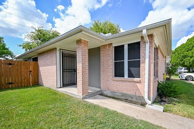 Photo - Charming 2 beds/2 baths duplex with privat... House