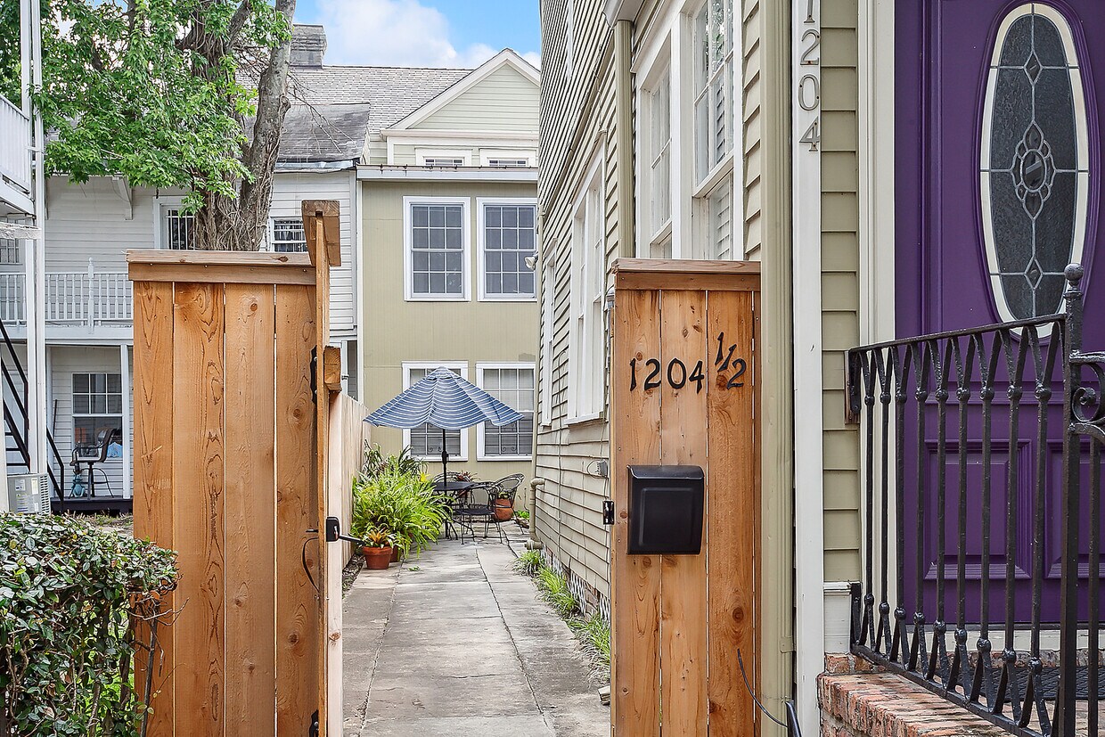 Primary Photo - 1204 Marengo St