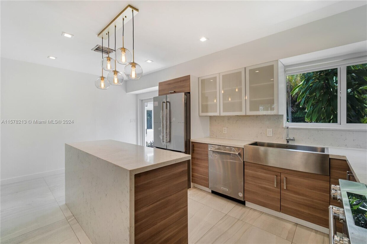 Primary Photo - 550 W 49th St