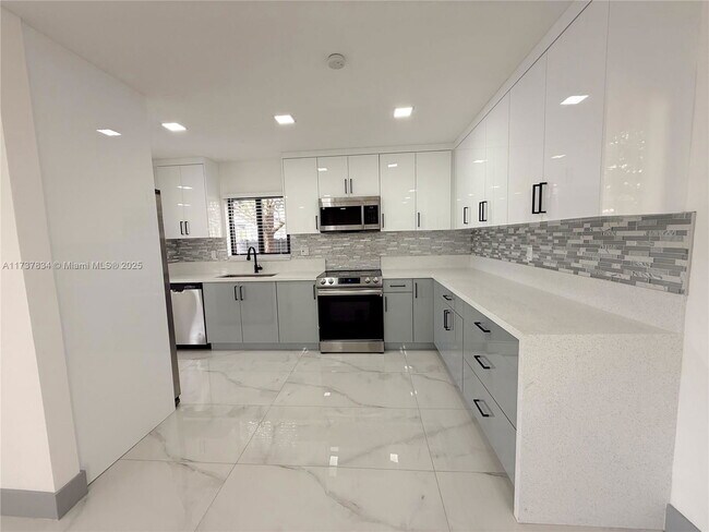 Building Photo - 9015 SW 96th Ave