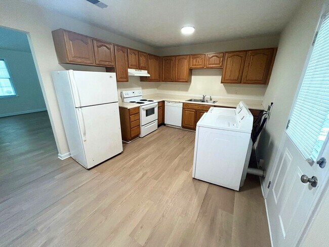 Foto del edificio - AVAILABLE IN JULY!