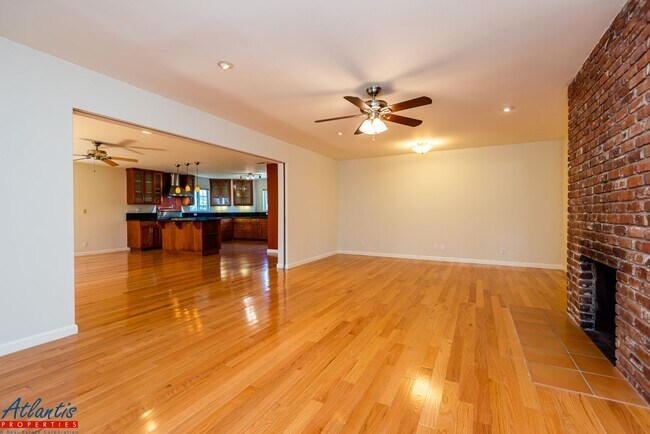 Building Photo - Gorgeous Home | Hardwood Flooring | A/C | Prime Location