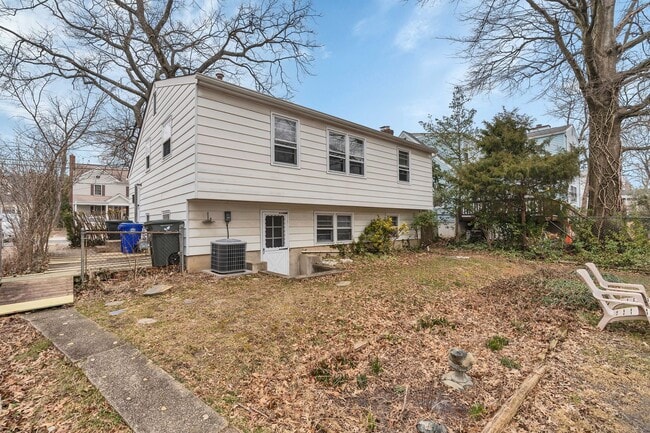 Building Photo - Well Maintained 3 Bedroom 1.5 Bathroom Spl...