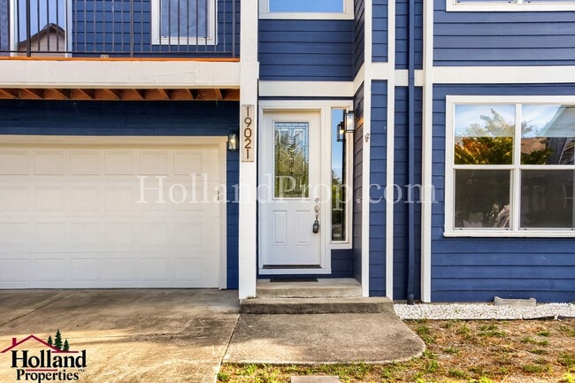 Photo - Modern Comfort Meets Prime Beaverton Living! ** NEW PRICE $2,995 AND REDUCED SECURITY DEPOSIT ** House