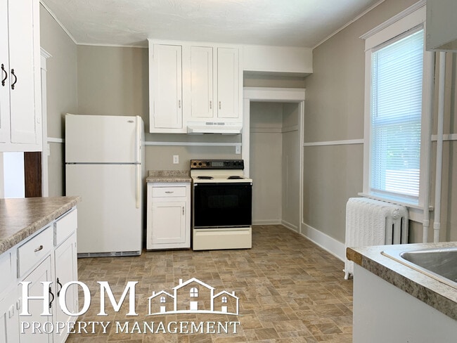 Building Photo - 330 Center St