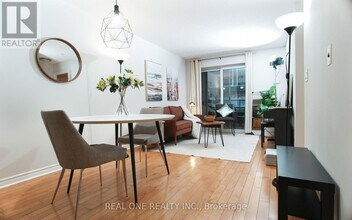 Building Photo - 250 Wellington St W