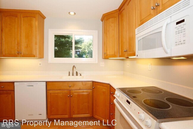 Building Photo - 4 br, 3.5 bath House - 1960 Dundee Rd