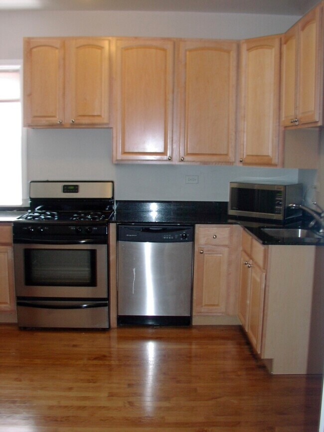 Kitchen - 2319 W Waveland Ave