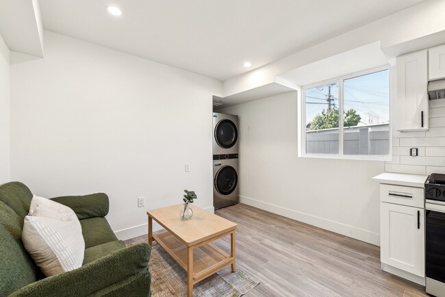 Building Photo - 1348 W 35th Pl