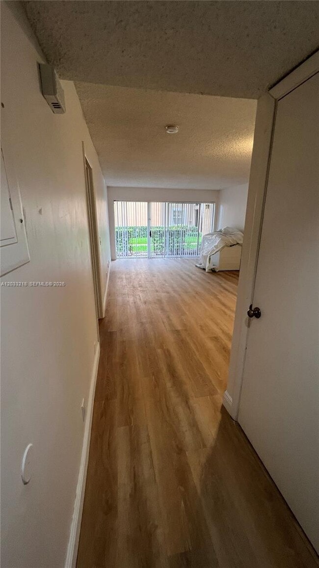 Foto del edificio - 8851 Wiles Rd